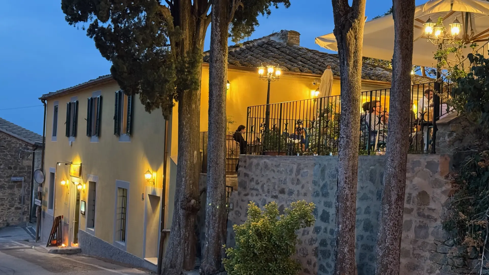 Esterno dell'Hosteria La Togata a Sant'Angelo in Colle, Montalcino, durante la blue hour.