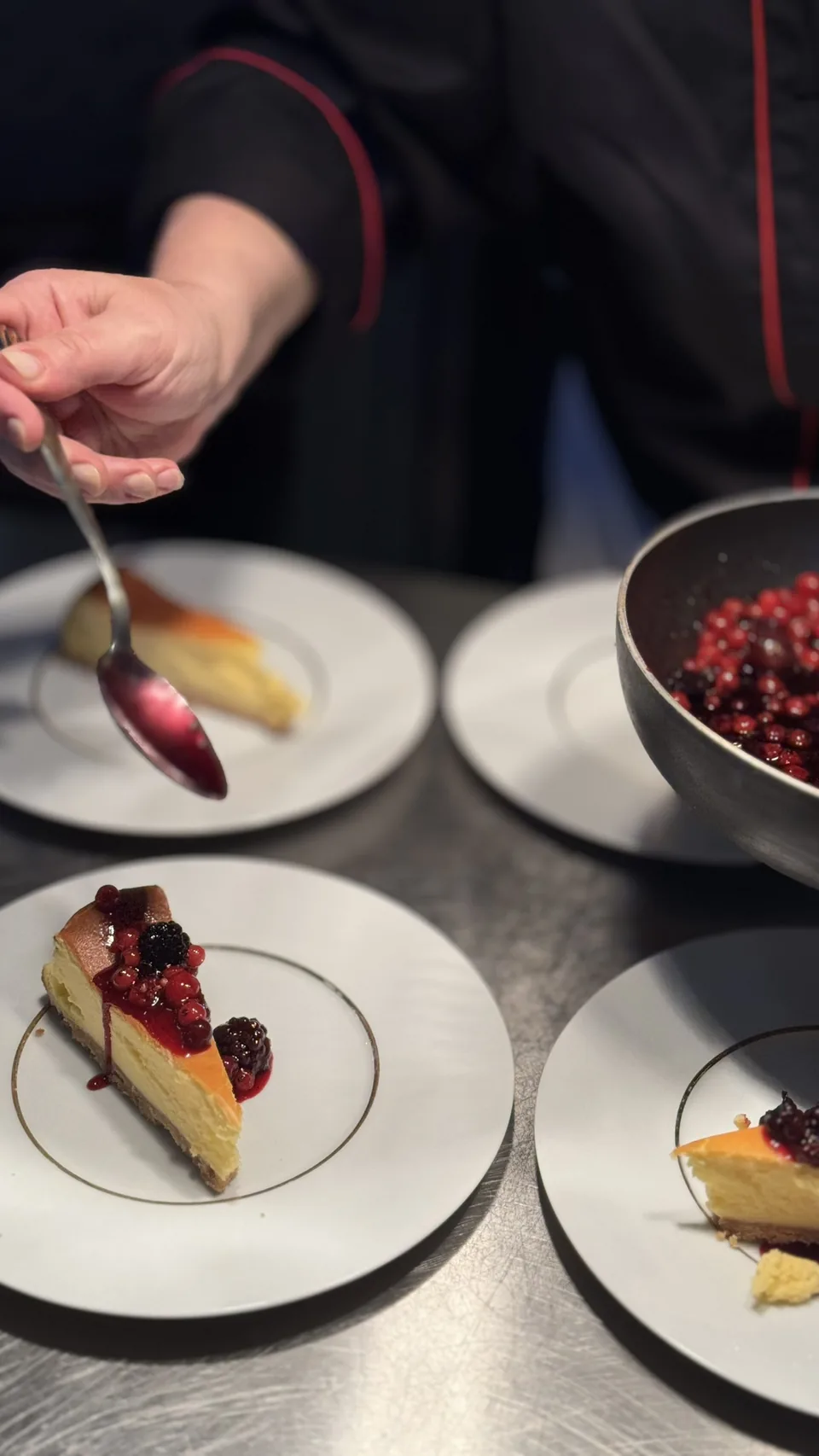 Dessert ai frutti di bosco impiattati al pass della cucina della Hosteria