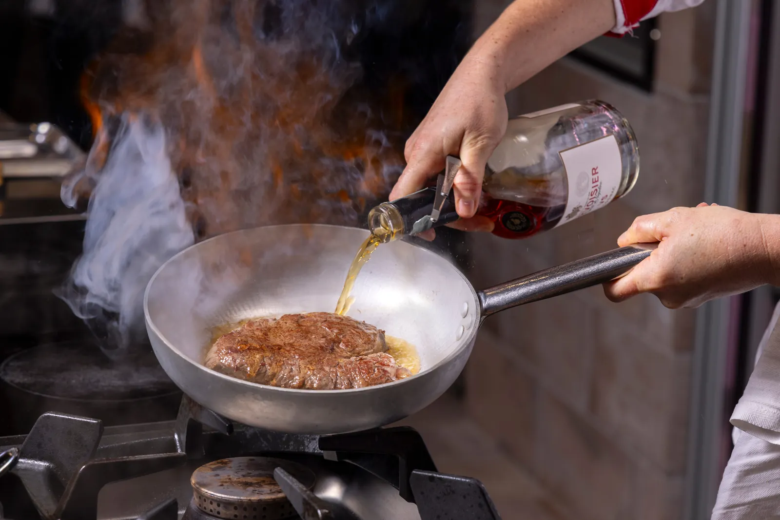 Filetto rosolato in padella nella cucina a vista della Hosteria