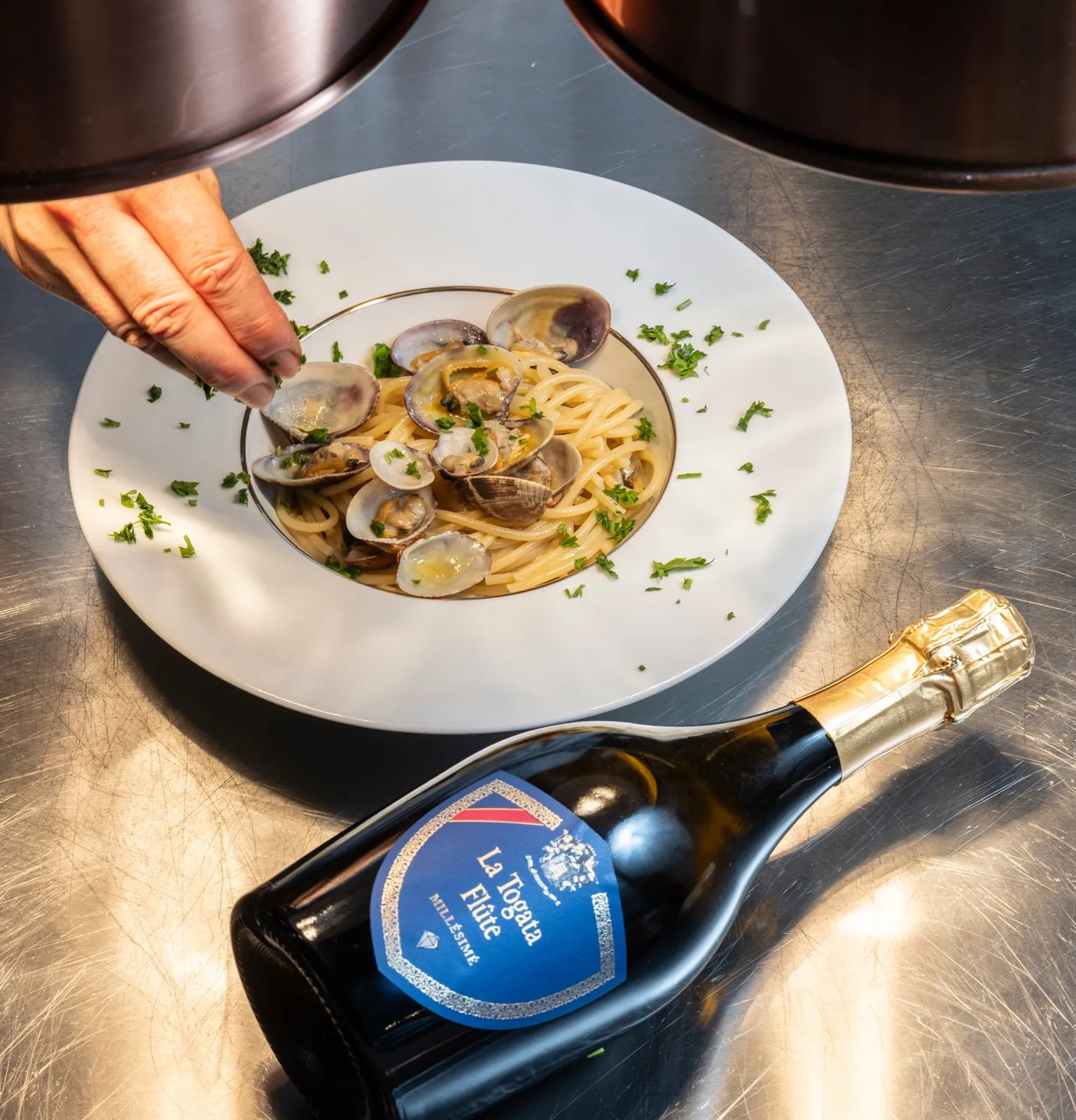 Spaghetti alle vongole with La Togata Flûte Millésimé